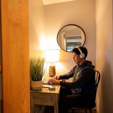 Alpenglow Lodge Bear Wonder One Bedroom By Mva ウィスラー エクステリア 写真
